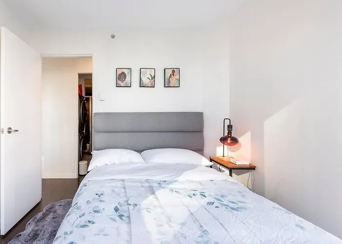 Luxury 2-Bedroom Condo Beach Side Yaletown
